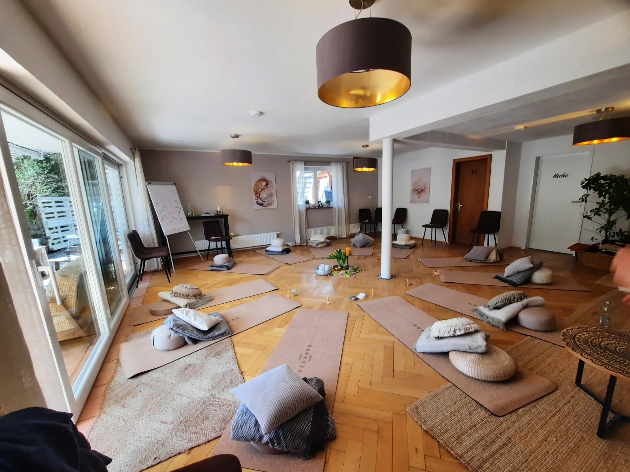 Seminarraum mit Yoga-Matten, Kissen und Decken
